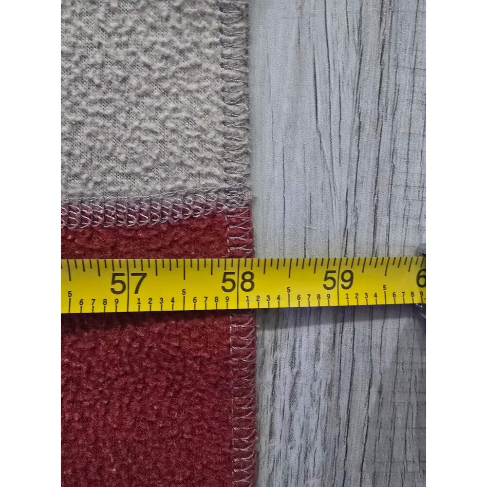 Cozy & Well-Preserved Throw Blanket - Picture 2 of 3